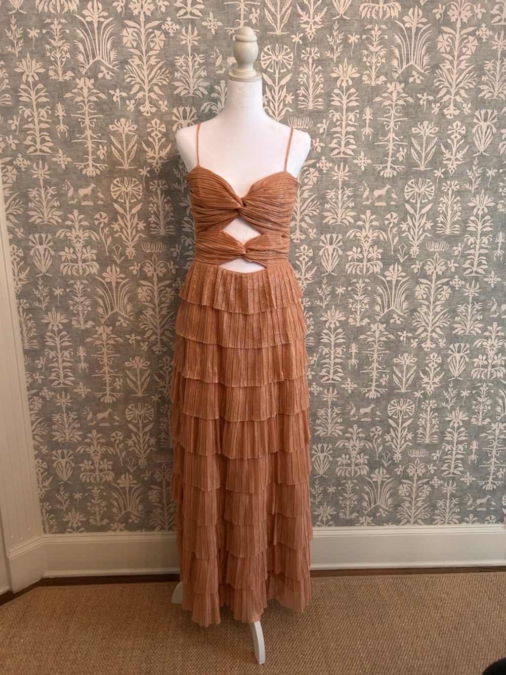 Gianni Bini
Grace Metallic Plisse Sweetheart Neck Cut-Out Tiered Dress 
Size 6